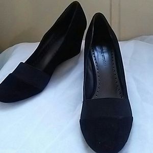 Adrienne Vittadini black suede wedge 7.5
